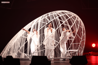 加藤は、曲名『Cocoon』のとおり、繭から羽ばたいて蝶になる姿をはかなくも美しく表現した（撮影／齋藤周造）