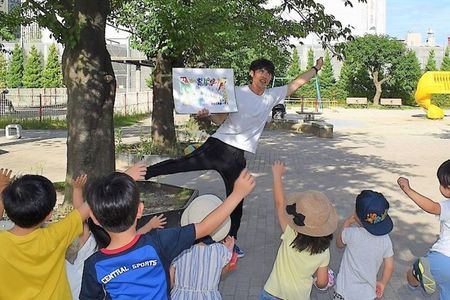 用意した絵本20冊は即完売した。紙芝居には30人程が集まり、子どもたちが夢中になっていた。紙芝居が終わると、少しずつ人が集まり、100人程が小島よしおと写真を撮って交流を深めていた（筆者撮影）／東洋経済オンライン