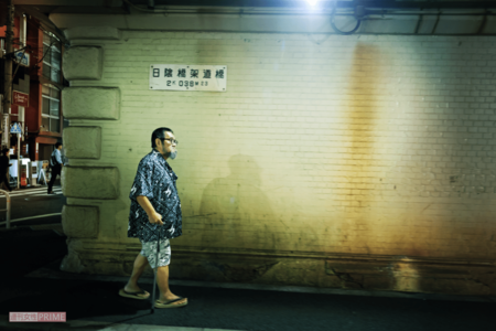 歩くときは杖を使う。意外にそのスピードは速い。足元は雨の日も、雪の日でさえも雪駄だ（撮影／佐藤靖彦）