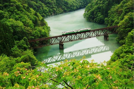 山間を縫うように進む。会津宮下－早戸間の第三只見川橋梁　写真／奥会津郷土写真家　星賢孝