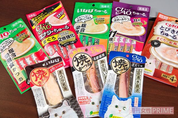 ズラリと並んだちゅ～ると仲間たち。焼かつおは、ちゅ～るに次ぐ人気商品だそう。高まる！