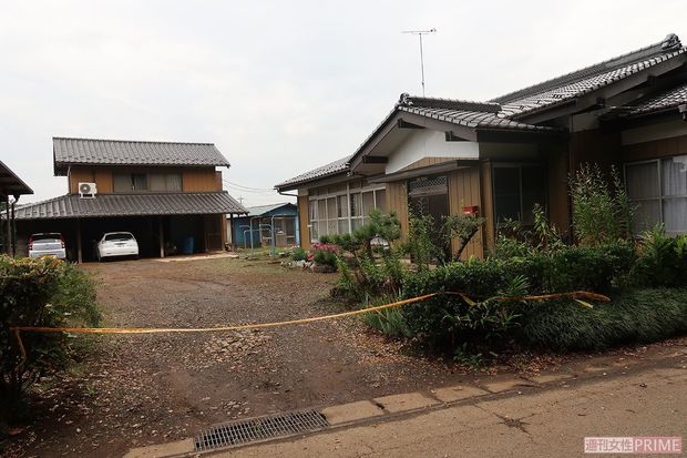 規制線が張られた大里さん宅。左の2階建てが、次男が寝ていた離れで、右の平屋が犯行現場