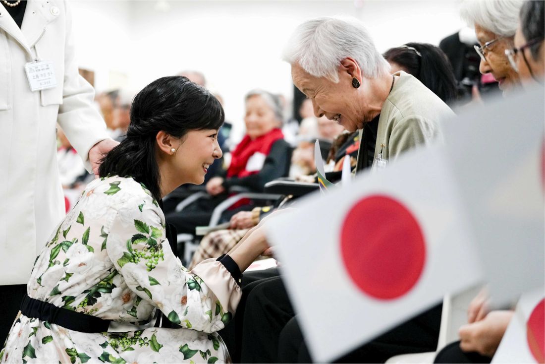 日系人向け老人ホーム「憩の園」で、入居者の手を取って懇談された（6月8日）