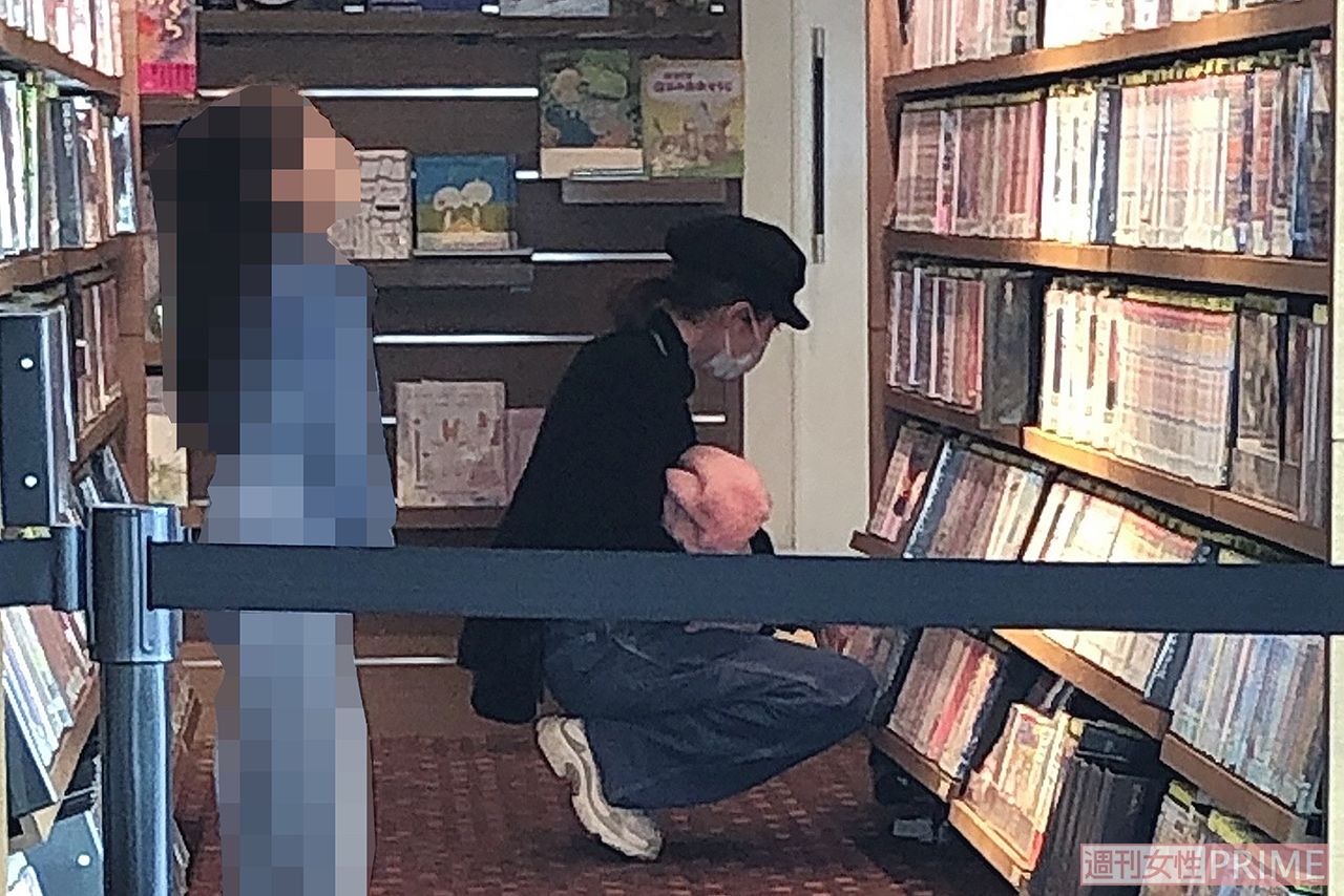 レンタルビデオコーナーで娘と楽しそうに話していた若槻千夏