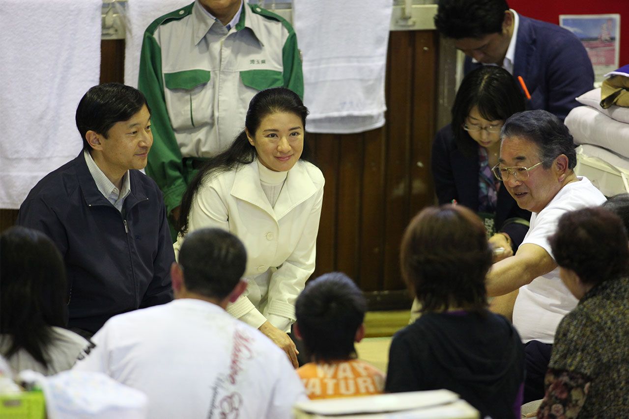 '11年5月、当時皇太子夫妻だった両陛下は調布市の避難所で被災者を見舞われた