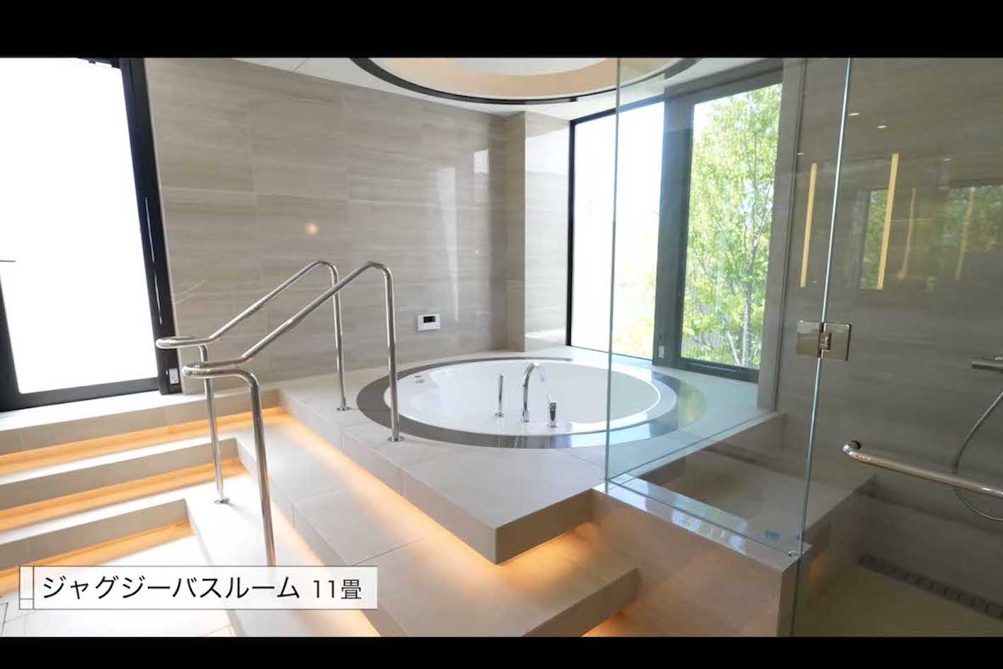 ヒカキンが住む20億円の新居には大きなジャグジーバスルームが（本人のYouTubeチャンネルより）