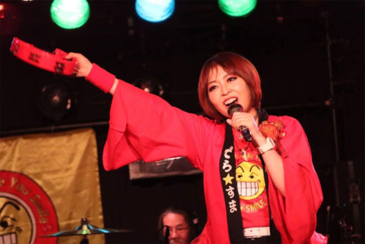 歌うがんサバイバー・小島弘美さん（画像提供／小島さん）