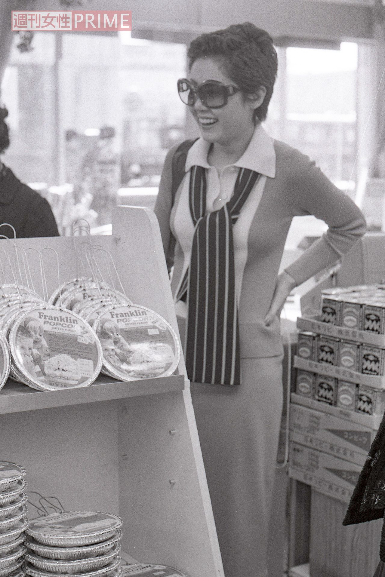 30歳のとき、私生活を密着取材。仕事後は、六本木の明治屋で買い物。タクシー代を心配し、「よかったら私の車に」と記者を気遣った（'74年）