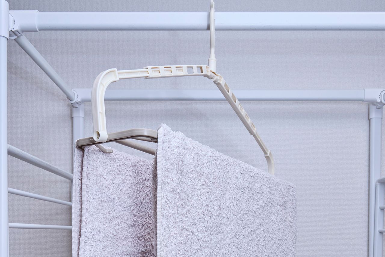 伸縮ハンガー／330円