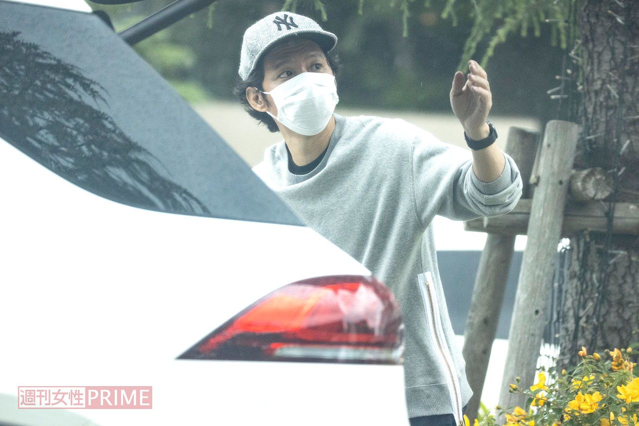 2021年5月、仕事がなく、子どもの送り迎えをする渡部