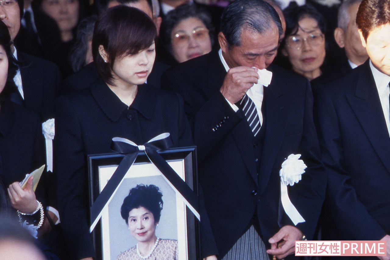 恭子夫人の葬儀では人目をはばからず涙した王貞治氏と理恵（'01年）