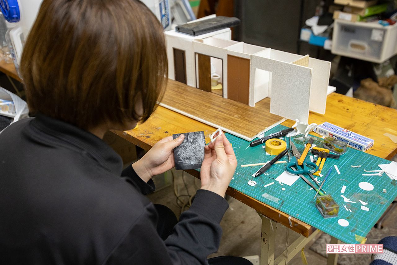 事務所の片隅で、小島さんはミニチュア作品を作っている　撮影／齋藤周造 