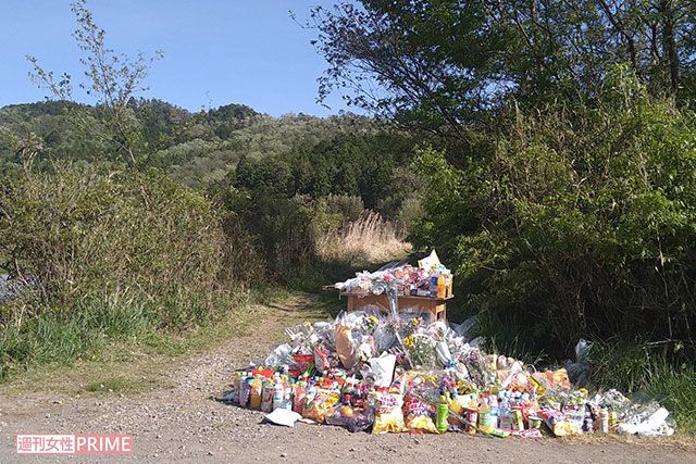 《京都小6男児遺体遺棄事件》4月13日に安達結希さんの遺体が発見され、9日後にはこんなにも多くの献花が供えられた