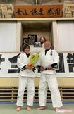 今年1月、母校・八千代高校で撮影された角田夏実と石渡さん(右)のツーショット(石渡さん提供)