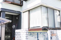 「空家・投函禁止」のテープがポストに貼られている樺沢容疑者の自宅