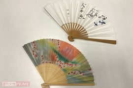 下が鶴太郎さんの作品展で買った扇子。上も愛用している落語家の桂雀々さんの扇子