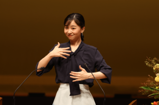 「第12回全国高校生手話パフォーマンス甲子園」開会式に出席し、手話で挨拶（2025年9月14日）