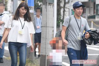 家族3人で仲よく帰る東貴博・安めぐみ夫妻