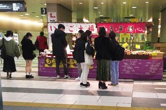 午後9時、目黒駅の団子屋に並ぶ人たち（辛酸さん撮影）