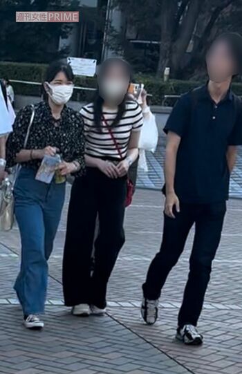 園内のマップを手に、グループの中心で笑顔をお見せになる愛子さま（2023年9月12日）