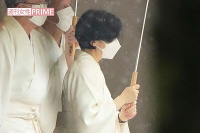 4月21日、伊勢神宮を後にされる秋篠宮ご夫妻を祭主として見送る黒田清子さん