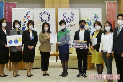 小池百合子都知事と面会し、要望書を手渡した井田さん（左から4人目）ら