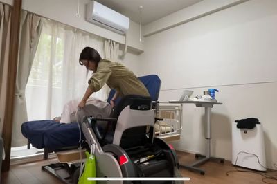 動画は日常的な介護の様子も事細かに紹介されている。ケアの仕方や工夫などは勉強になる場面も非常に多い（『かしわせチャンネル』提供）