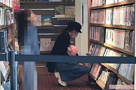 レンタルビデオコーナーで娘と楽しそうに話していた若槻千夏