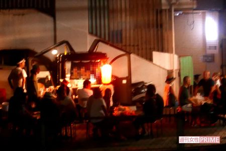 裏通りの駐車場には屋台で営業する店舗も。近隣住民とトラブルになることもある