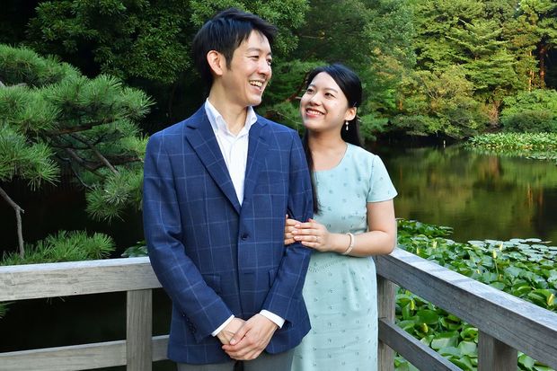明治神宮御苑での絢子さまと守谷さん。10月29日に結婚式を挙げられる予定（8月撮影）