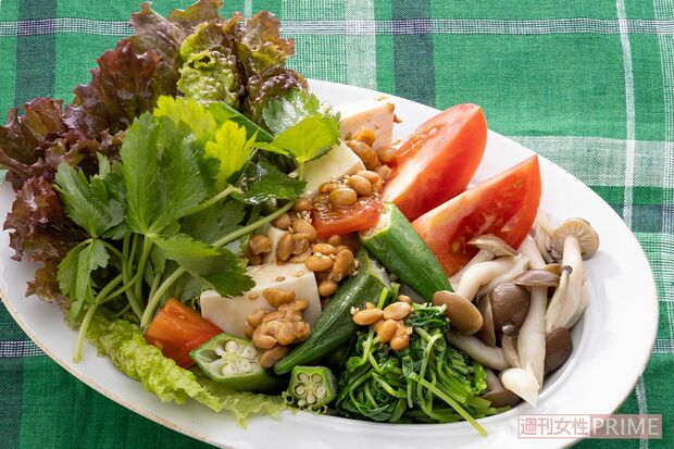三つ葉と豆腐の納豆ドレサラダ　豆苗のβカロテン、豆腐のイソフラボンで老化撃退。（撮影／廣瀬靖士）