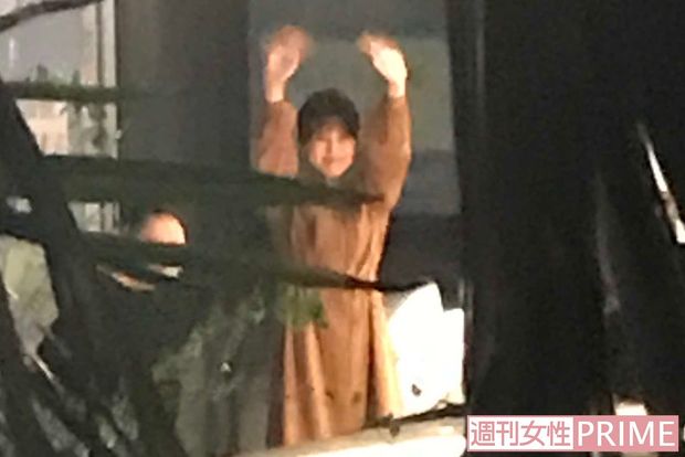 『中学聖日記』打ち上げ2次会にて、帰るスタッフたちに大きく手を振って見送る有村架純。