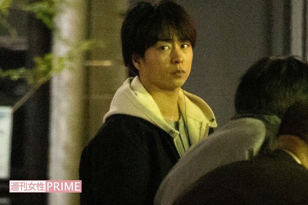 ドラマ撮影を行う櫻井翔（'22年11月）