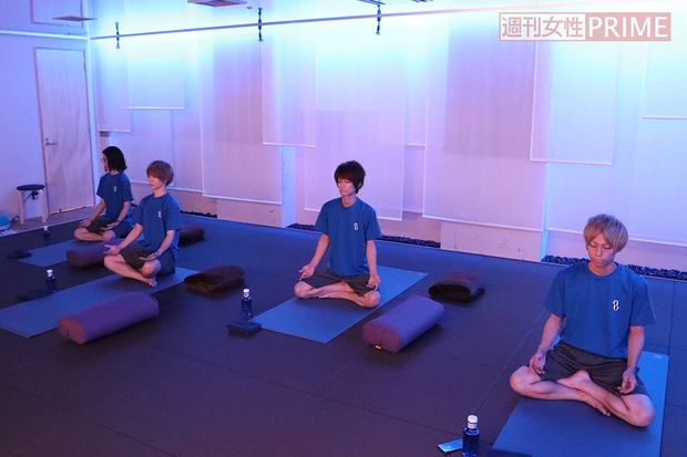 背筋を伸ばし、キレイにあぐらを組む4人