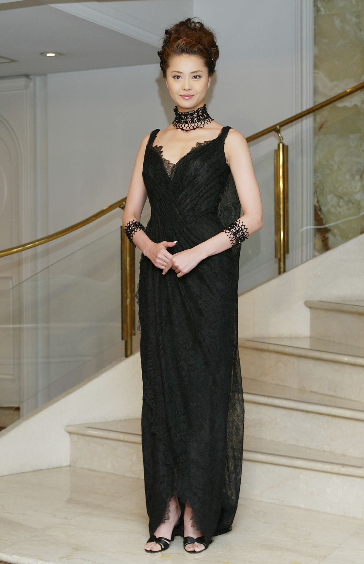 2004年のYUMI KATSURA　パリコレ記者会見での 200万円のドレスを着た観月ありさ