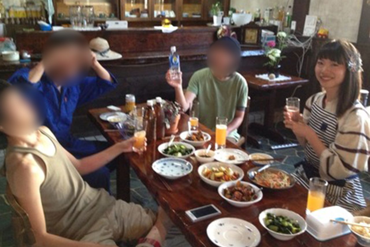 友人らとオーガニック料理を囲む容疑者（右）（麻理乃容疑者のブログより）