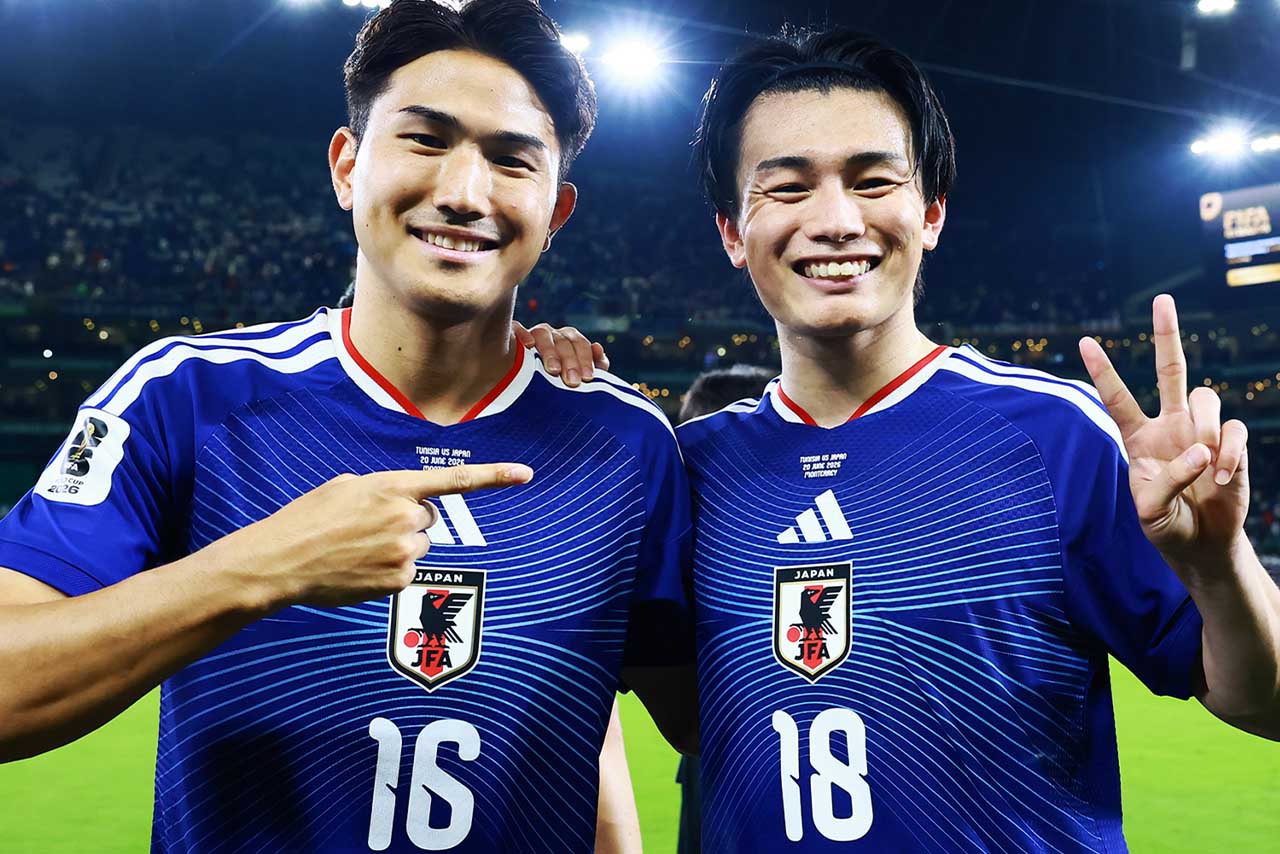 チュニジア戦後の上田綺世（左）（サッカー日本代表公式Xより）
