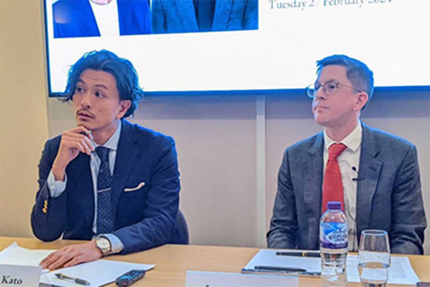 左が加藤喜之教授。SNSでは「藤井風っぽい」との声も（文学部の公式HPより）