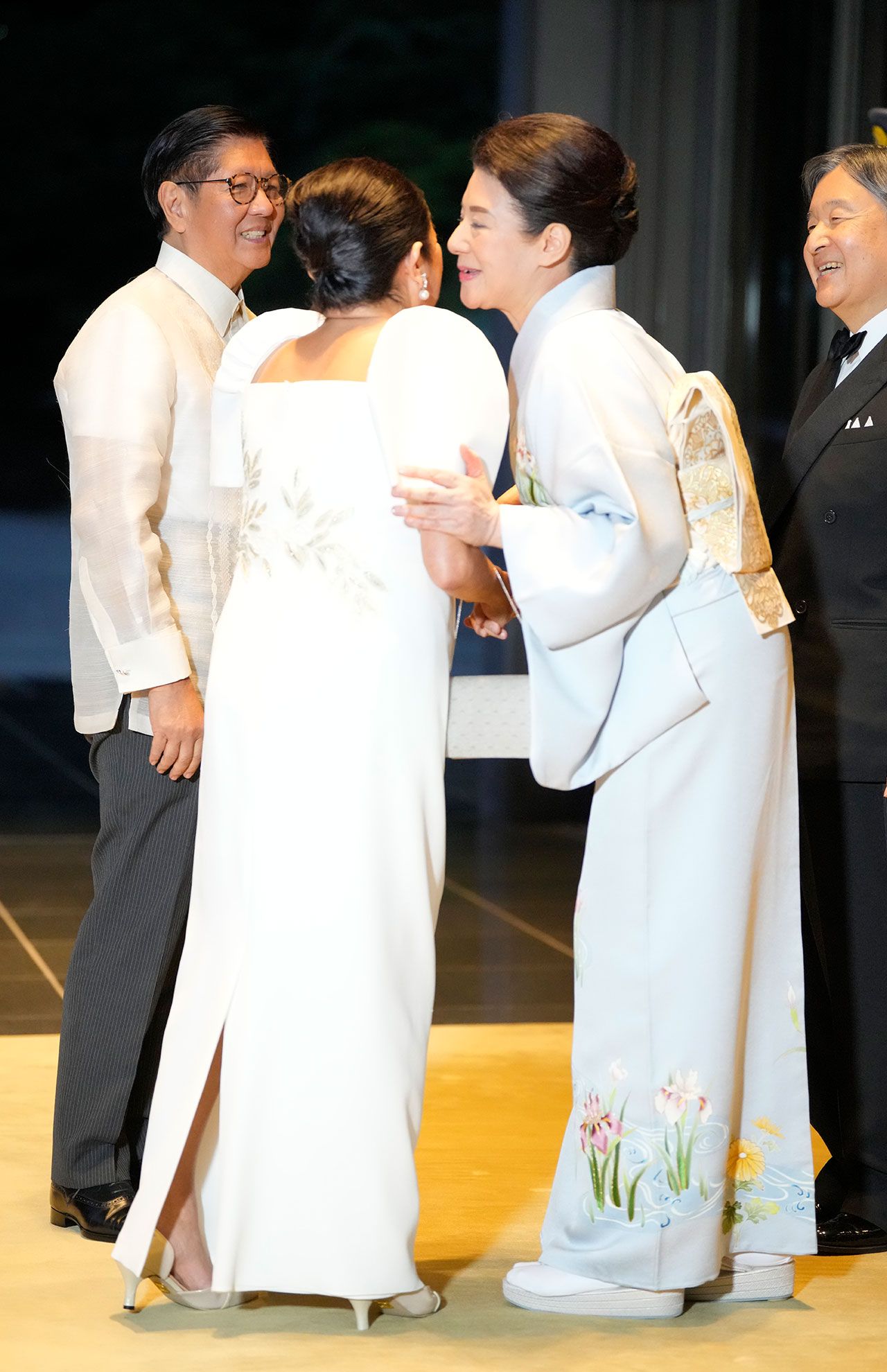 チークキスをされる雅子さま。リザ夫人のドレスをみて〝まあ、素敵〟といった表情をされた