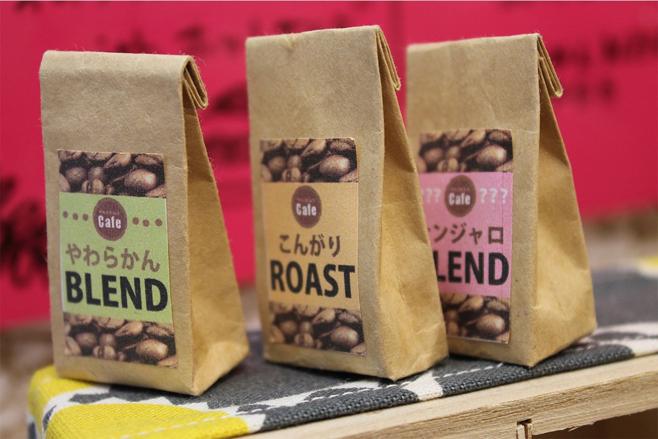 カフェのディスプレーには終日禁煙、オリジナルブレンドのコーヒー豆などこだわり満載