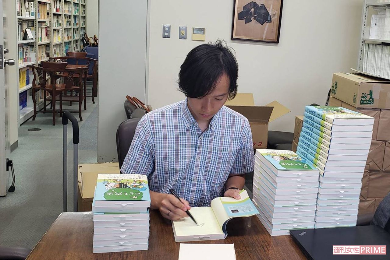 『こども六法』をできるだけ手に取りやすい価格にするために、クラウドファンディングを実施。その出資者へのリターンとして本にサインをして贈呈