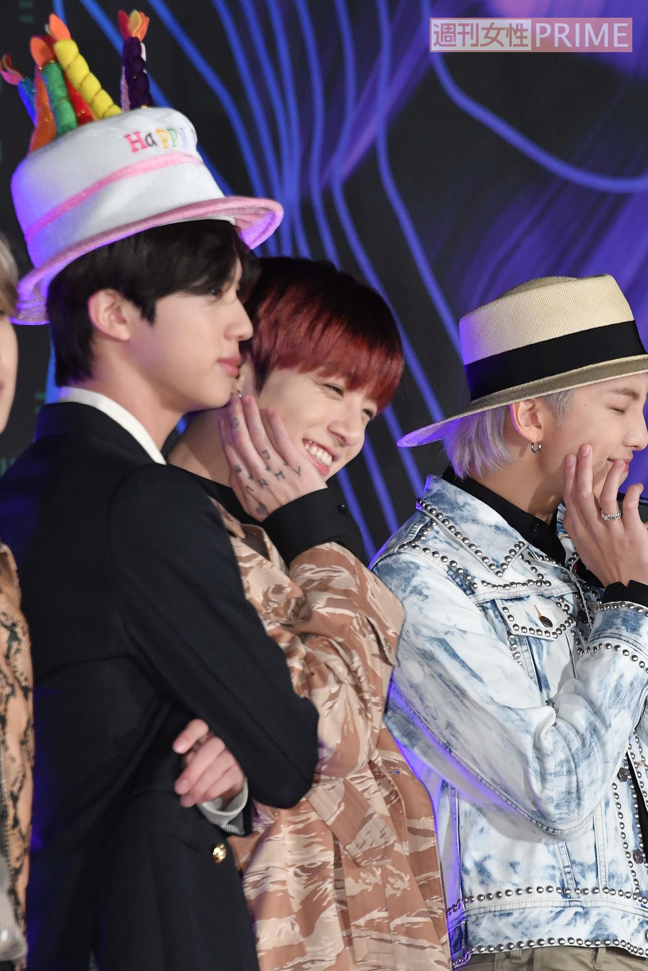 ケーキの形をした帽子を被ったJIN