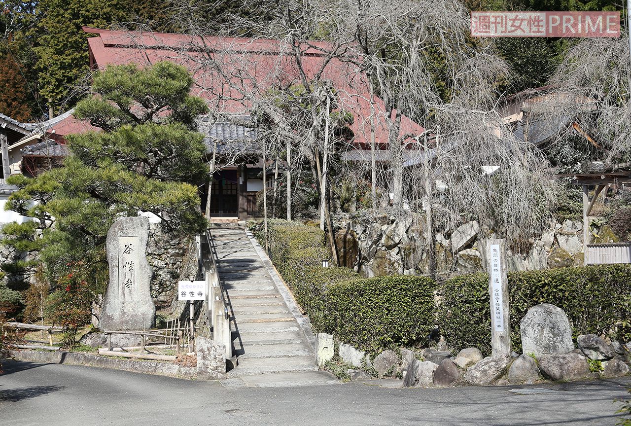 信長を討ったあと、山崎の戦いに敗れ坂本城へ逃げる際に命を落とした光秀。その首が葬られているとされる谷性寺には光秀の首塚が