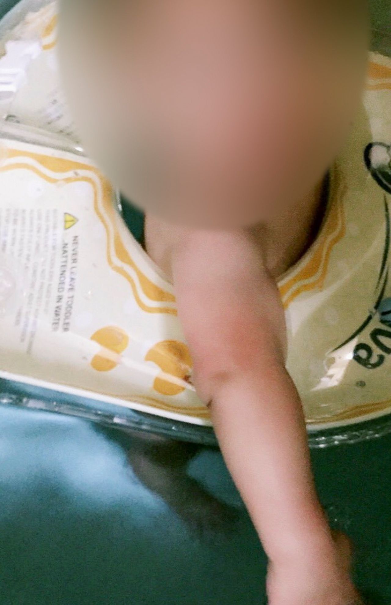 浮き輪に入って浮かぶ長男。目元に傷跡らしいはれがある（藍容疑者のツイッターより）