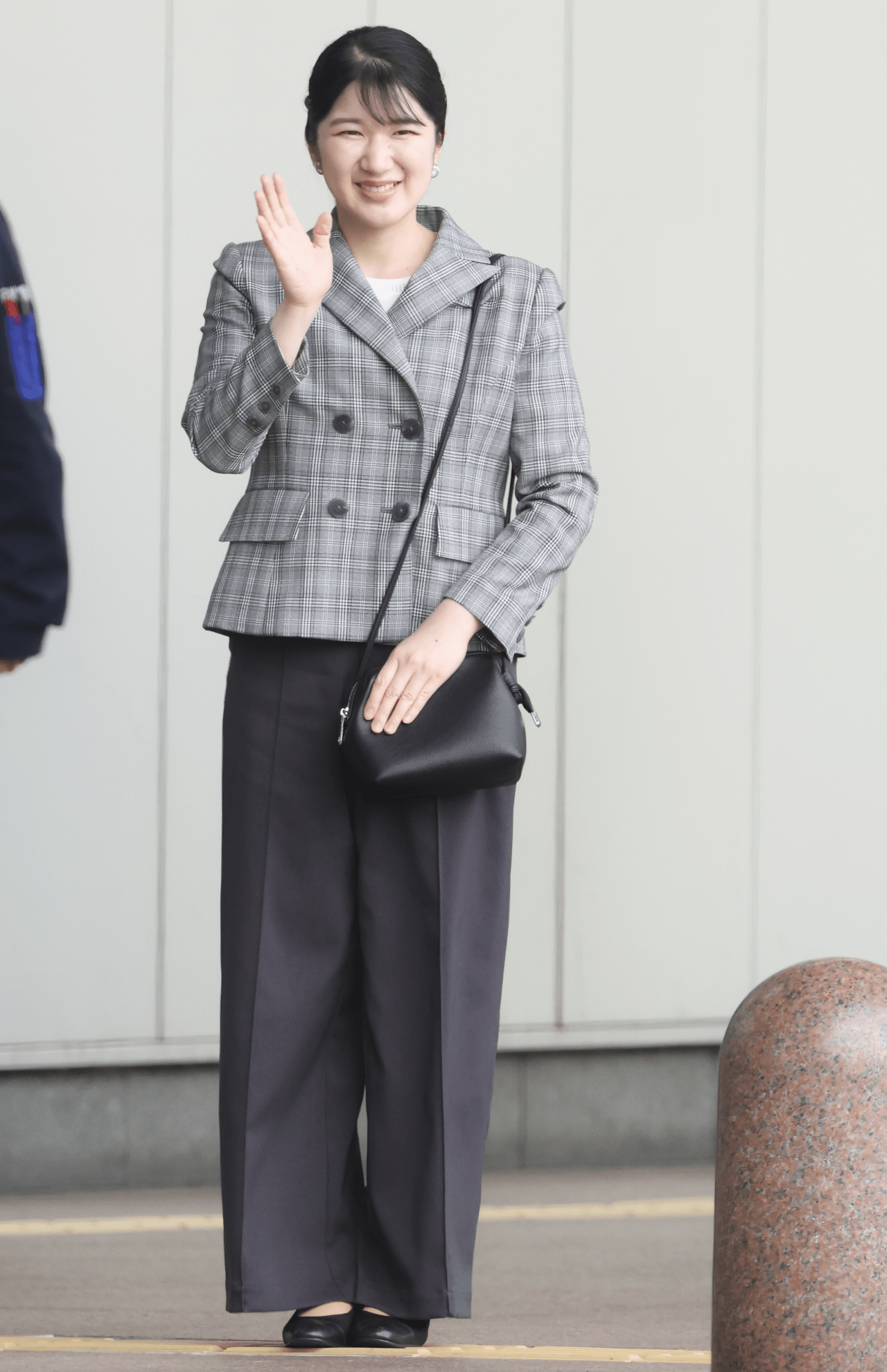 '25年5月　能登をご訪問（2日目）。グレーチェックのダブルジャケットをお召しに。「黒のワイドパンツはセンタープリーツ入りでキリッとした印象。ジャケット丈やパンツの幅まで、愛子さまのパンツスタイルの完成形がここに見えますね」（日置さん）