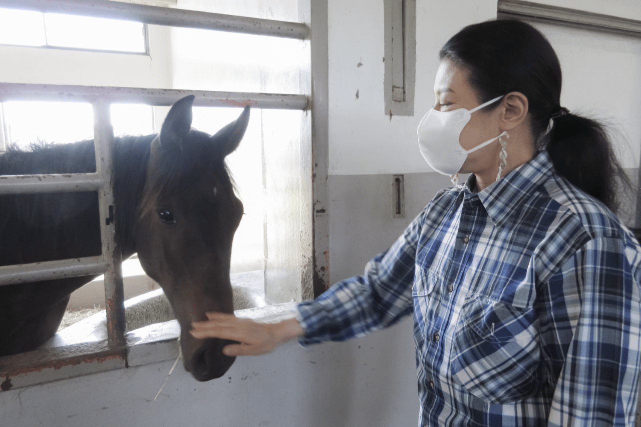 御料牧場での静養中も同じチェック柄のシャツをお召しになっていた。プライベートでもリンクコーデを楽しむ仲良しぶりがうかがえる