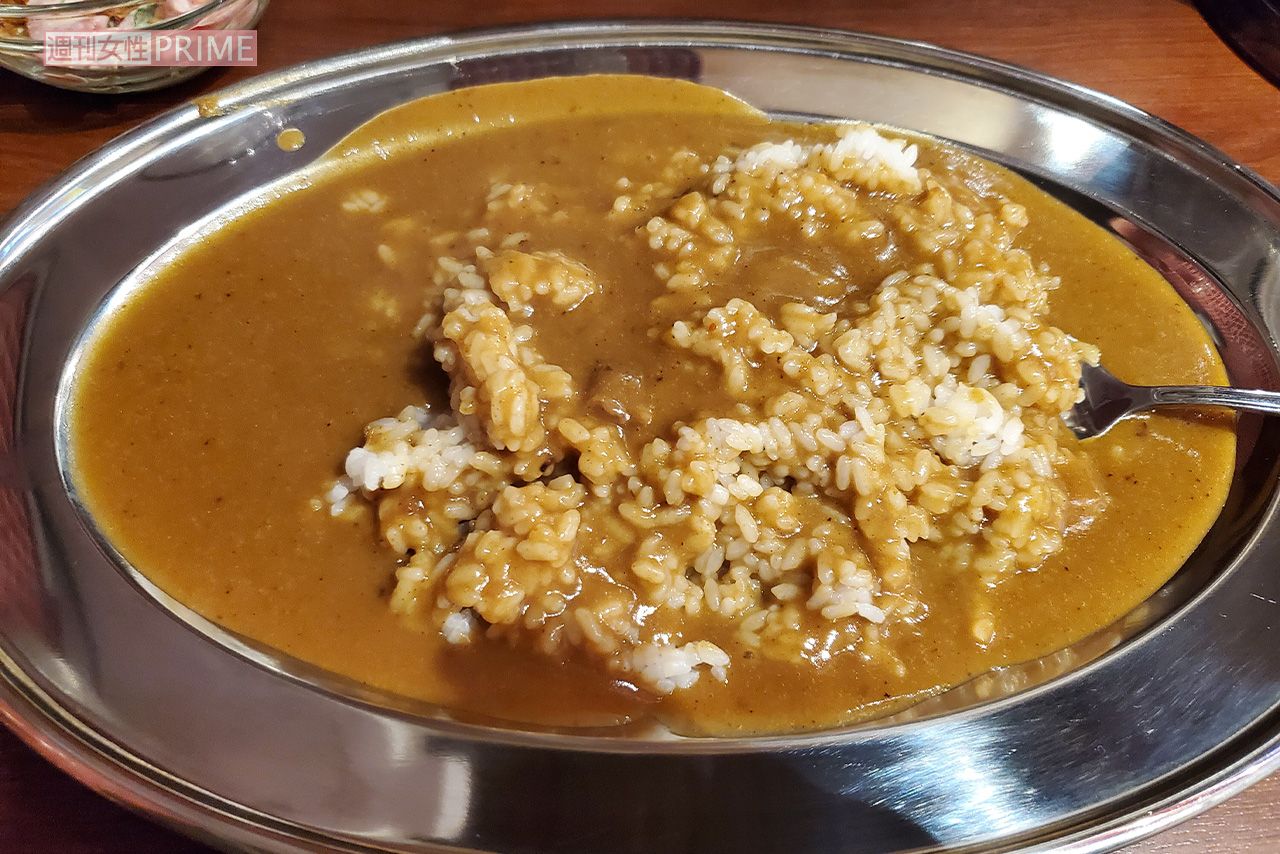 北村の店は、赤坂の路地にある9席だけの小さな店。メニューはサイズとトッピングが選べるだけでカレーのみ