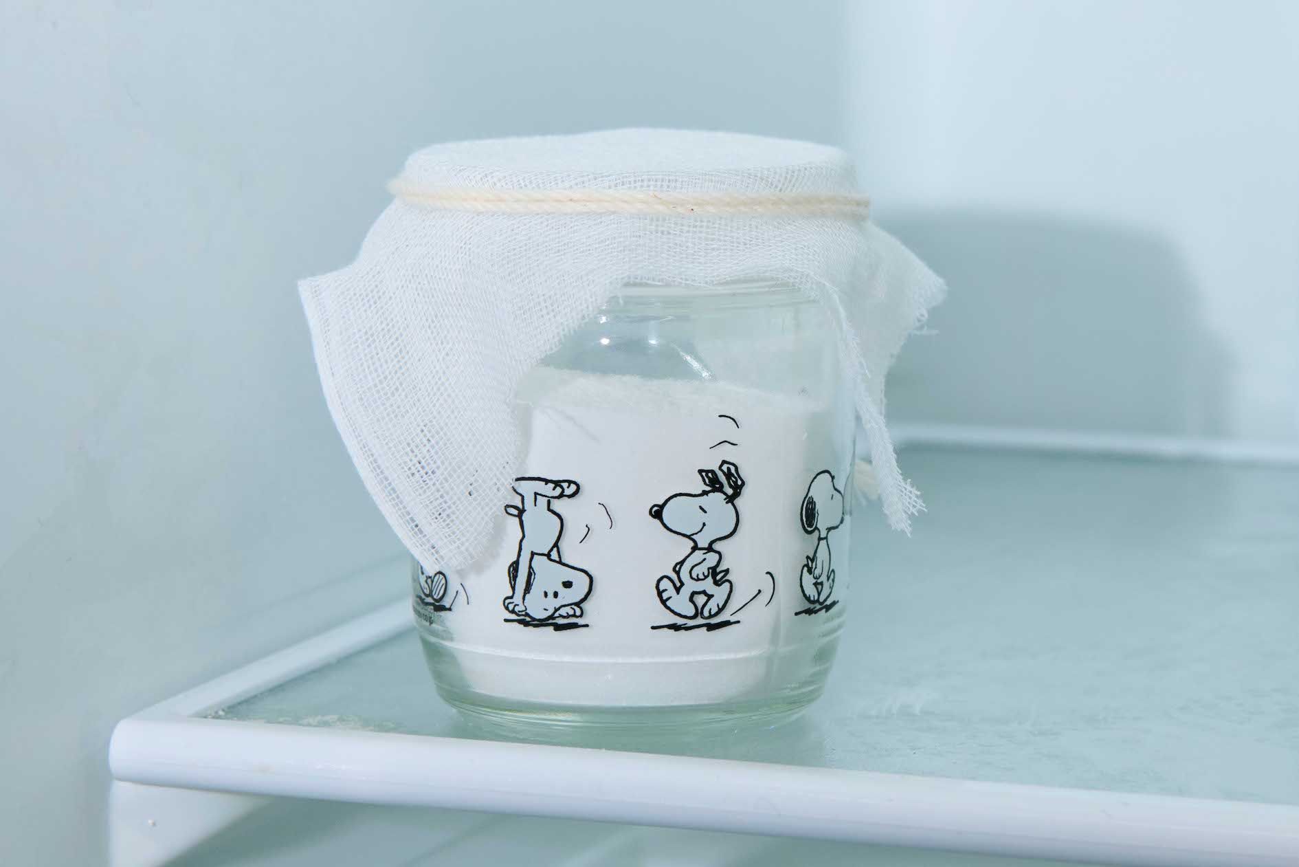 Q.冷蔵庫のニオイが気になる!　A.重曹を瓶に入れて冷蔵庫へ