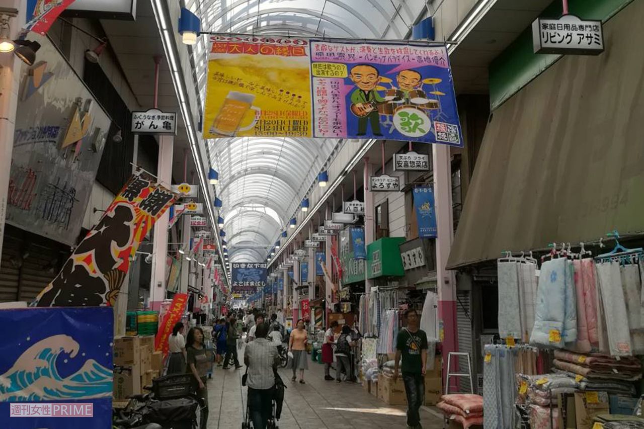 桂歌丸さんの一周忌の横断幕を掲げるという「横浜橋通商店街」
