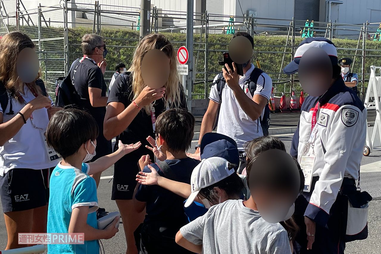 選手と交流する地元の子どもたち